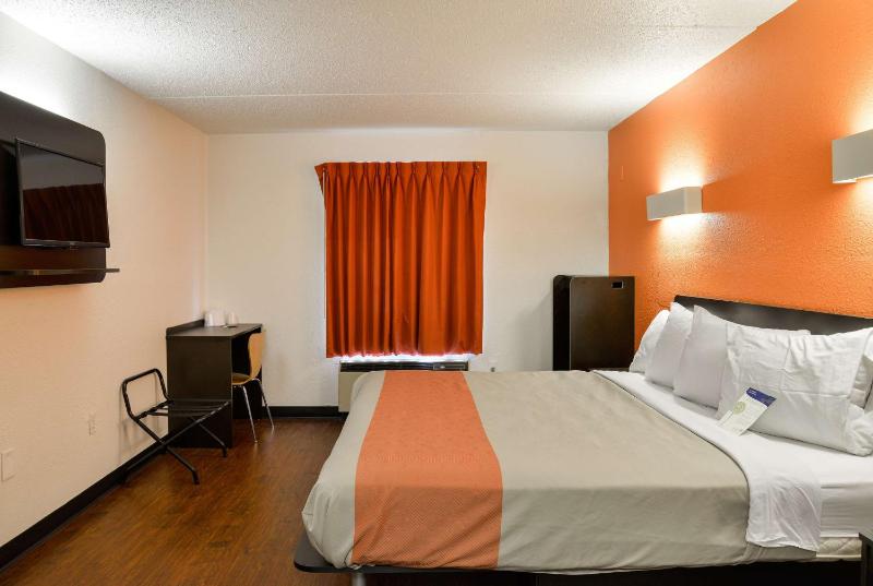 Deluxe King Room - Non-Smoking image 3