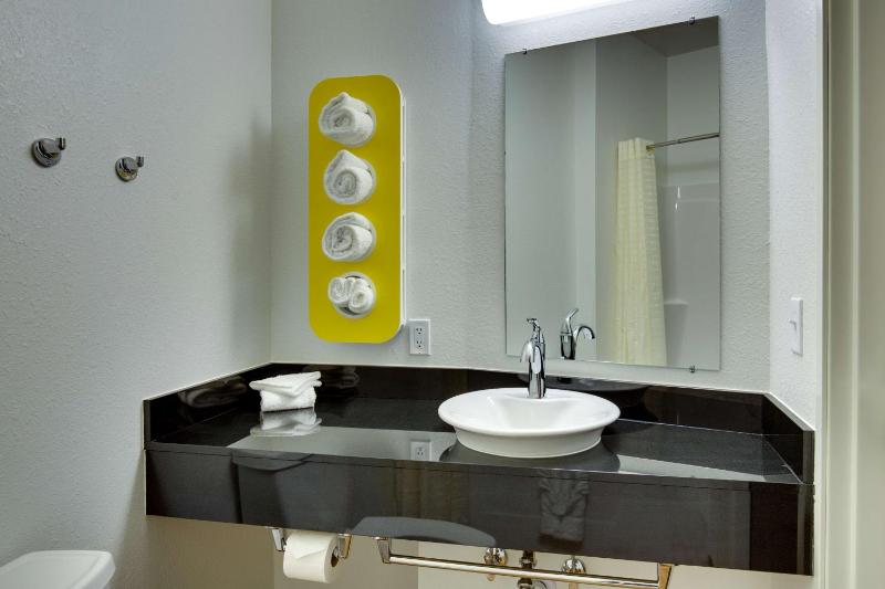 Deluxe Queen Room with Two Queen Beds - Non-Smoking image 2