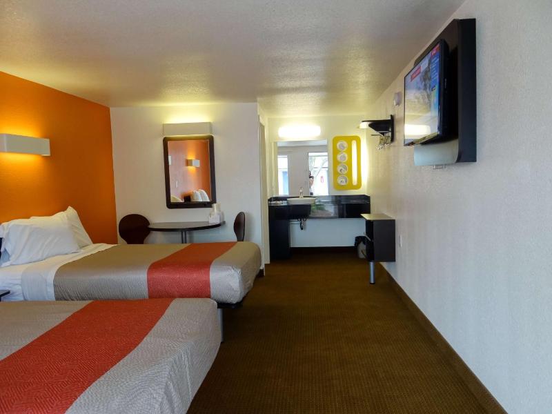 Quadruple Room - Non-Smoking image 2