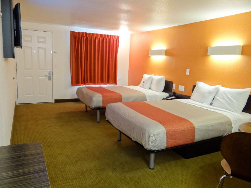 Quadruple Room - Disability Access - Non-Smoking image 4