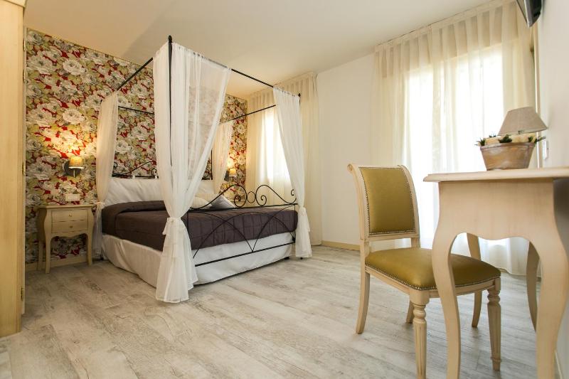 Deluxe Double Room image 1