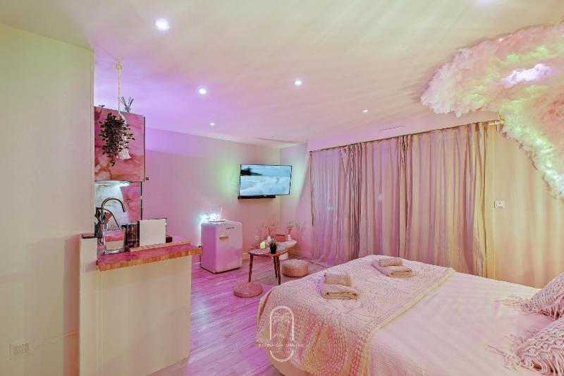 Bali Love Room Jacuzzi Balnéo Home cinéma - image 3