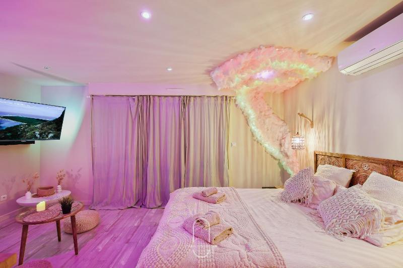 Bali Love Room Jacuzzi Balnéo Home cinéma - image 9