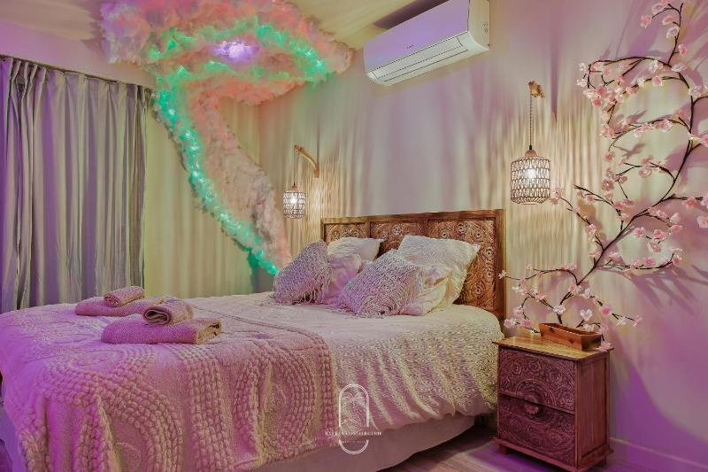 Bali Love Room Jacuzzi Balnéo Home cinéma - image 12