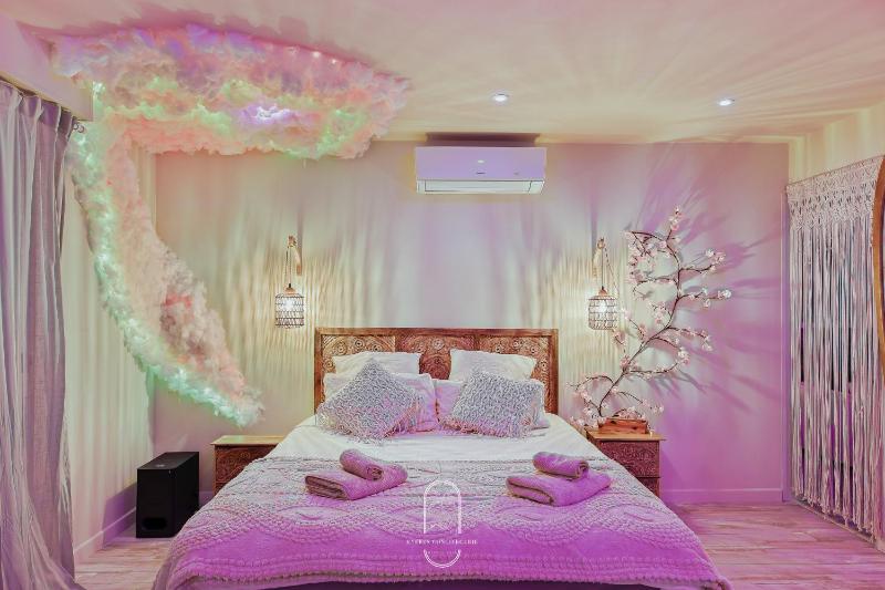 Bali Love Room Jacuzzi Balnéo Home cinéma - image 10