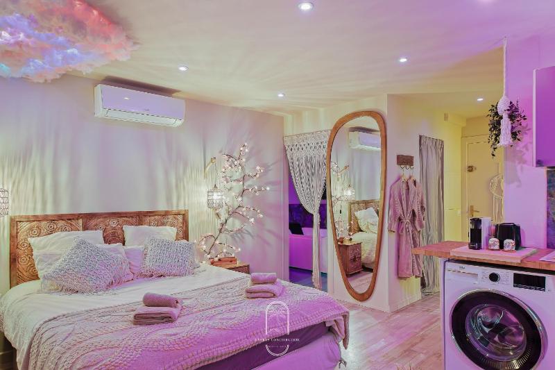 Bali Love Room Jacuzzi Balnéo Home cinéma - image 14