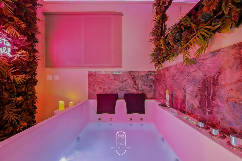 Bali Love Room Jacuzzi Balnéo Home cinéma - image 13