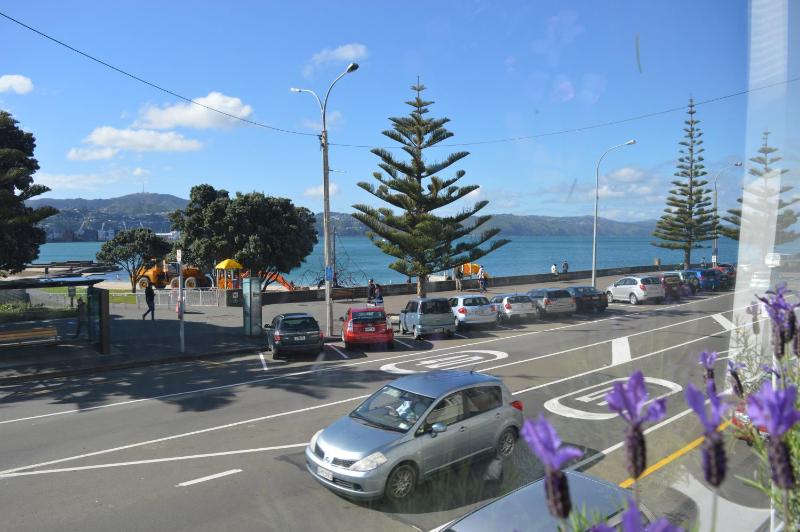 waterfront house - image 11