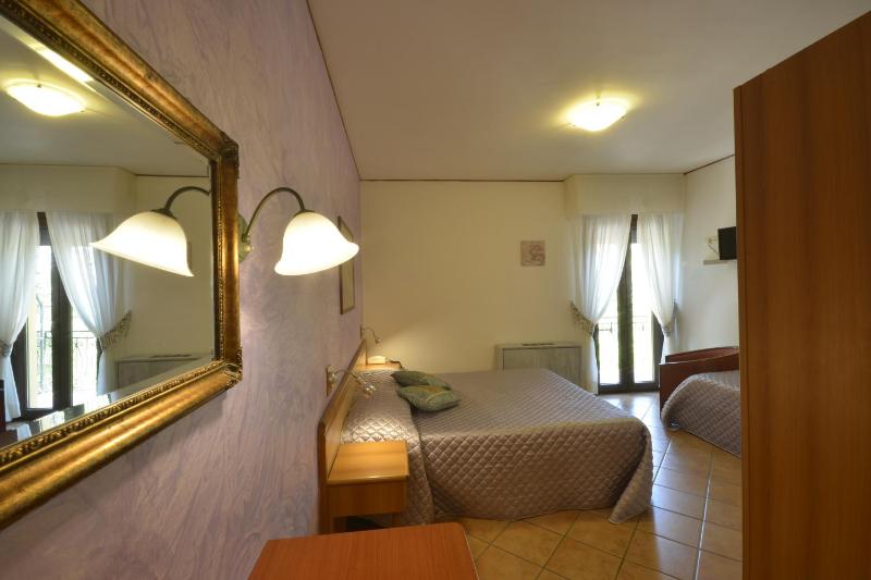 Double Room with Balcony image 4