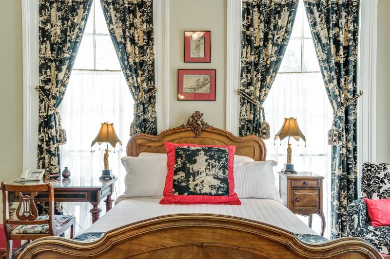 Deluxe Queen Room - Oge House on the Riverwalk image 4
