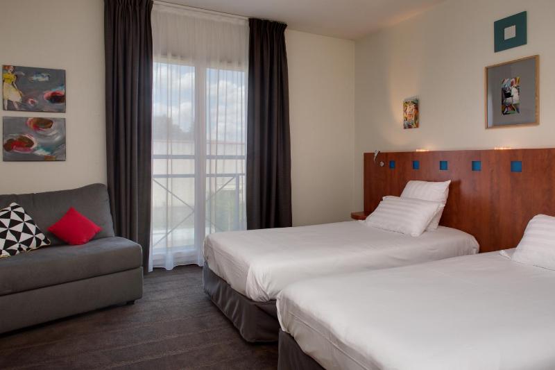 Executive Quadruple Room (1 double bed, 1 single bed, 1 child bed) image 4