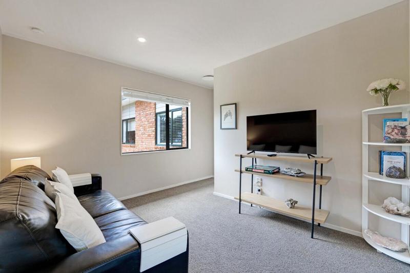 The Studio Modern Charm Peaceful Garden Surrounds - image 4