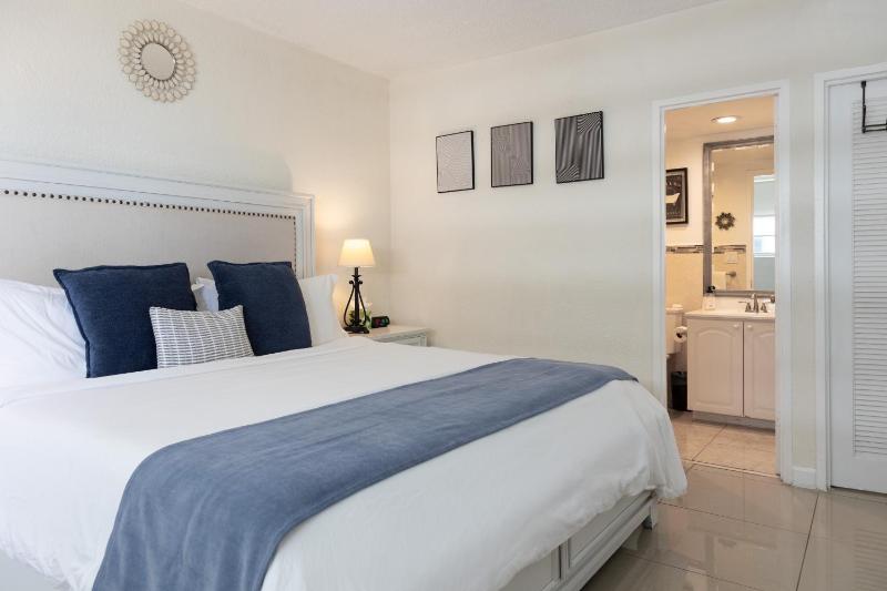 Hollywood apartment by the sea - image 9