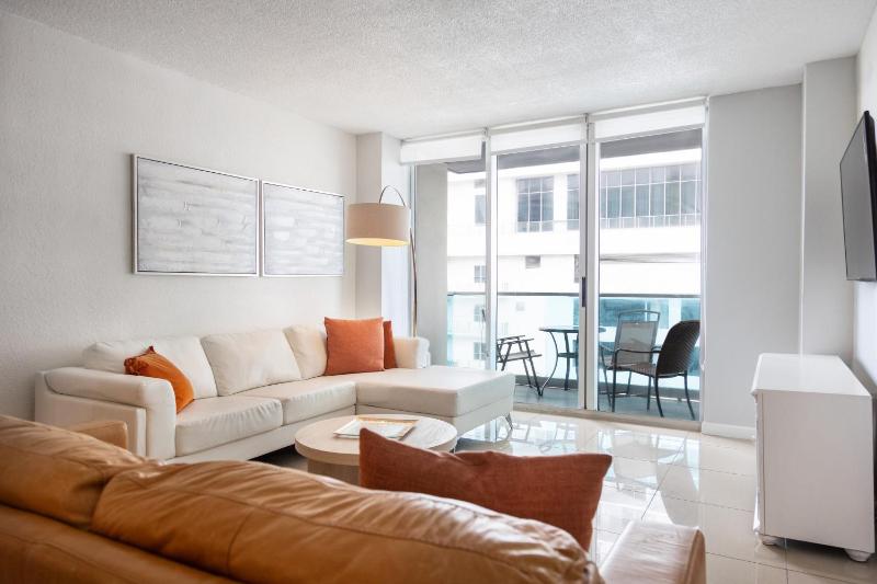 Hollywood apartment by the sea - image 15