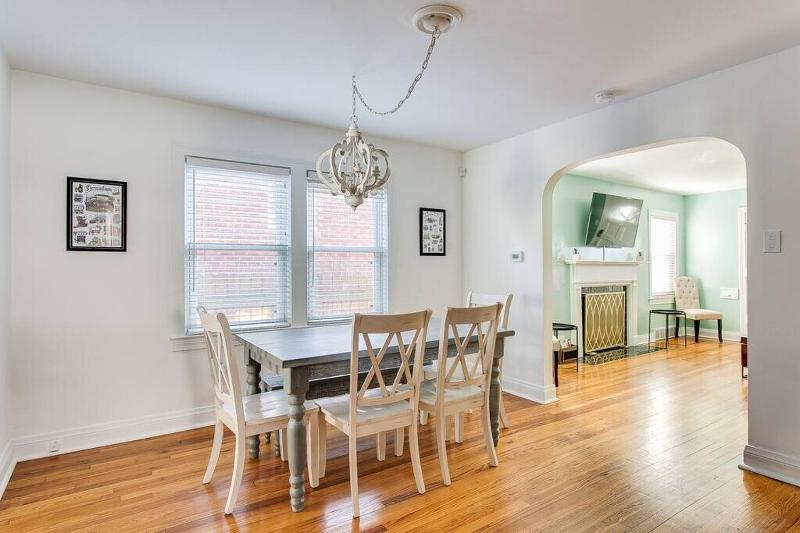 Germantown Gem 4BR Perfect for Groups & Family - image 26