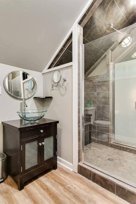 Germantown Gem 4BR Perfect for Groups & Family - image 21