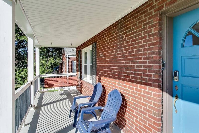 Germantown Gem 4BR Perfect for Groups & Family - image 10