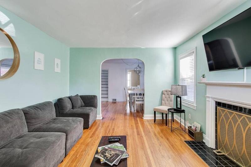 Germantown Gem 4BR Perfect for Groups & Family - image 2