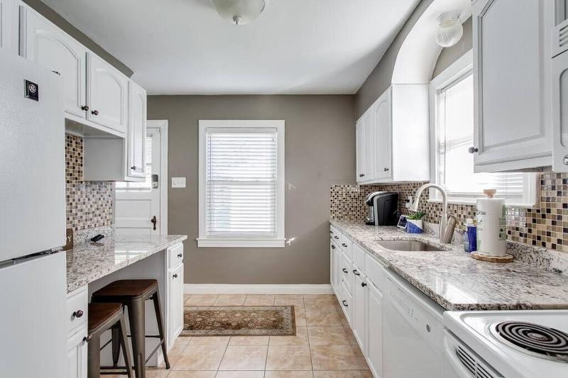 Germantown Gem 4BR Perfect for Groups & Family - image 9