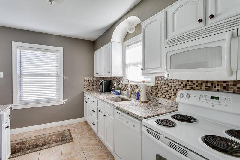 Germantown Gem 4BR Perfect for Groups & Family - image 14
