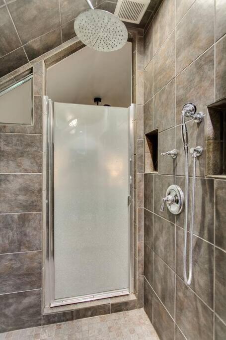 Germantown Gem 4BR Perfect for Groups & Family - image 15