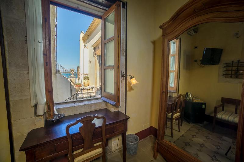 Double Room with Partial Sea View image 1