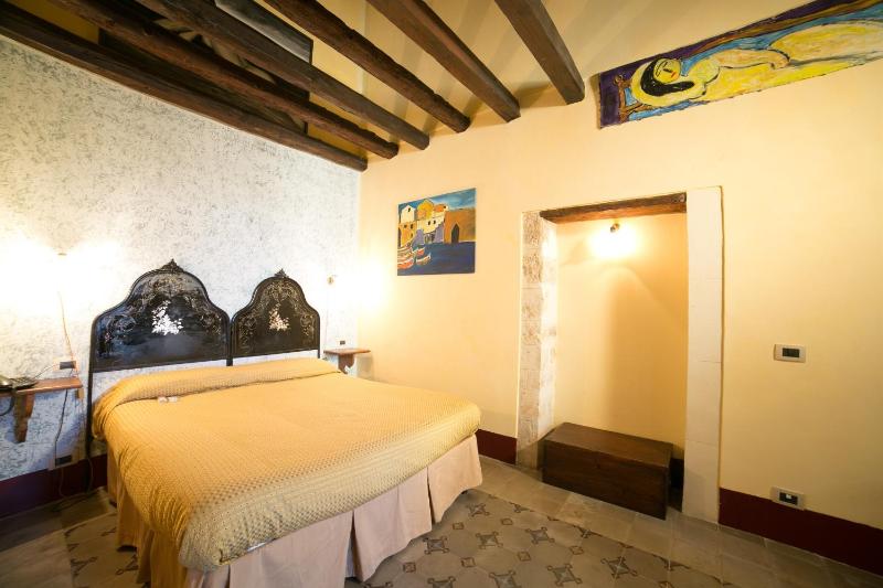 Double Room with Partial Sea View image 4