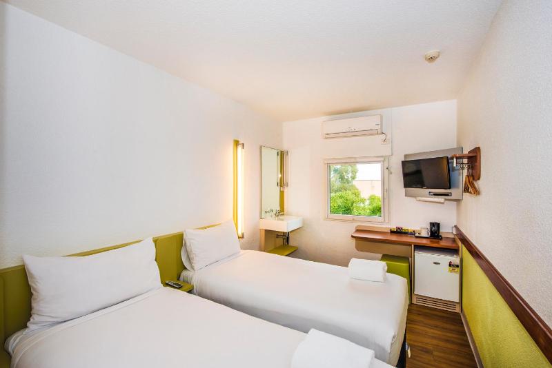 Standard Twin Room image 2