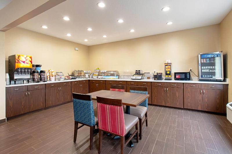 Comfort Inn & Suites Fredericksburg - image 11