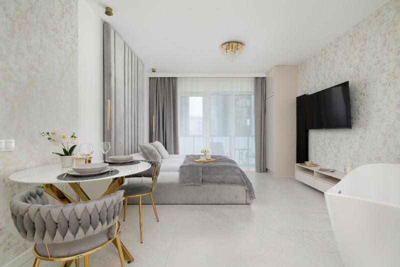 Eleganckie Apartamenty Zabrska z Parkingiem w Centrum Katowic Przy Rynku by Noclegi Renters - image 40