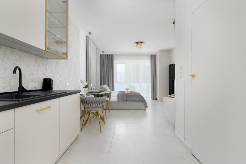 Eleganckie Apartamenty Zabrska z Parkingiem w Centrum Katowic Przy Rynku by Noclegi Renters - image 15