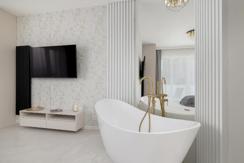 Eleganckie Apartamenty Zabrska z Parkingiem w Centrum Katowic Przy Rynku by Noclegi Renters - image 18