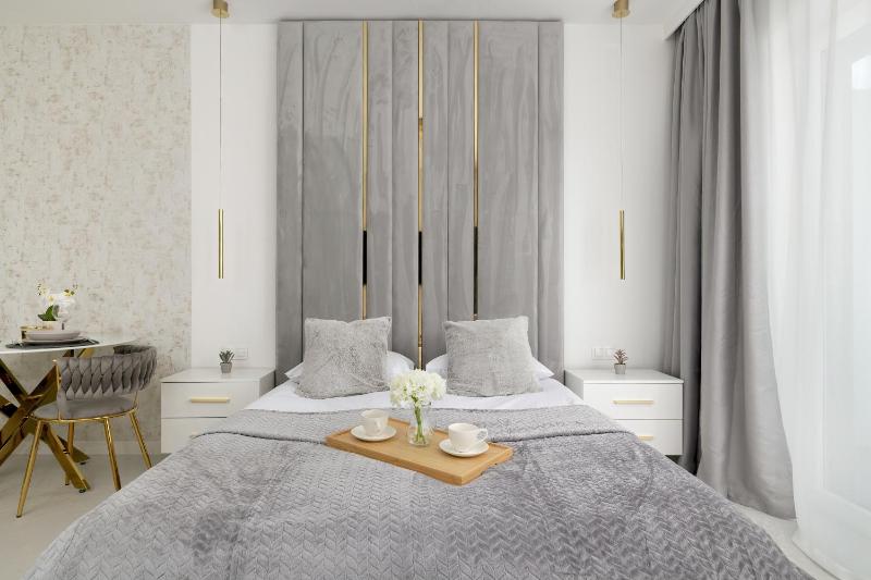 Eleganckie Apartamenty Zabrska z Parkingiem w Centrum Katowic Przy Rynku by Noclegi Renters - image 42