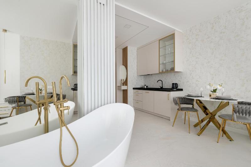 Eleganckie Apartamenty Zabrska z Parkingiem w Centrum Katowic Przy Rynku by Noclegi Renters - image 48