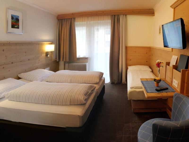 Double Room with Extra Bed and Balcony image 2