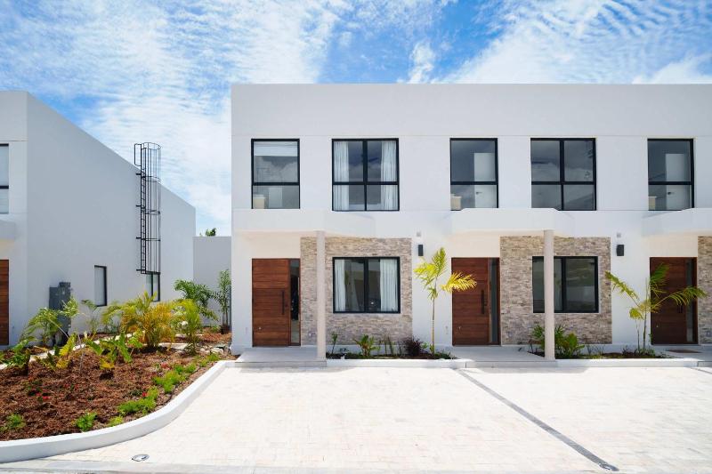 Walk to Beach NEW LUX 4BD Villa & Pool! Near Holetown - image 16