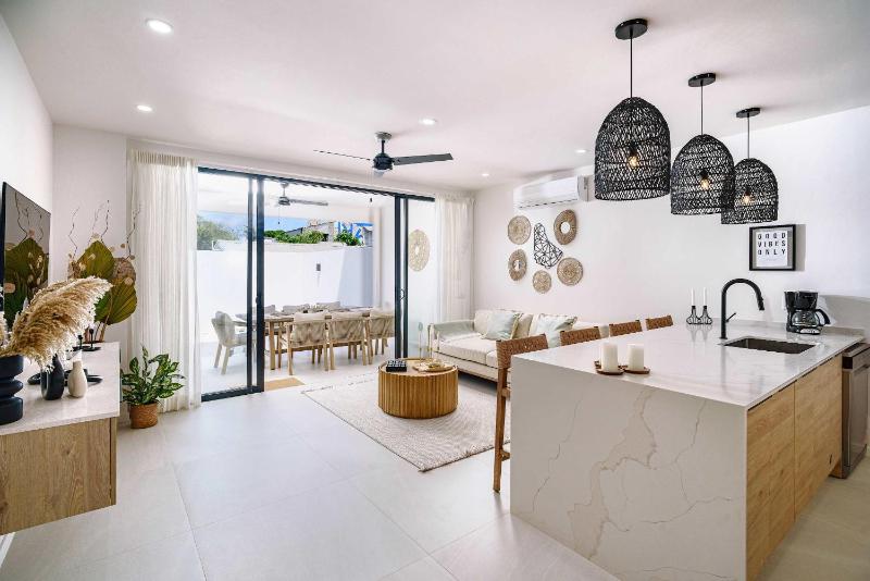 Walk to Beach NEW LUX 4BD Villa & Pool! Near Holetown - image 8