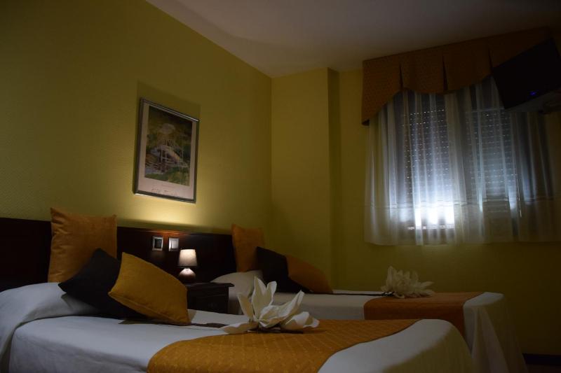 Twin Room image 3