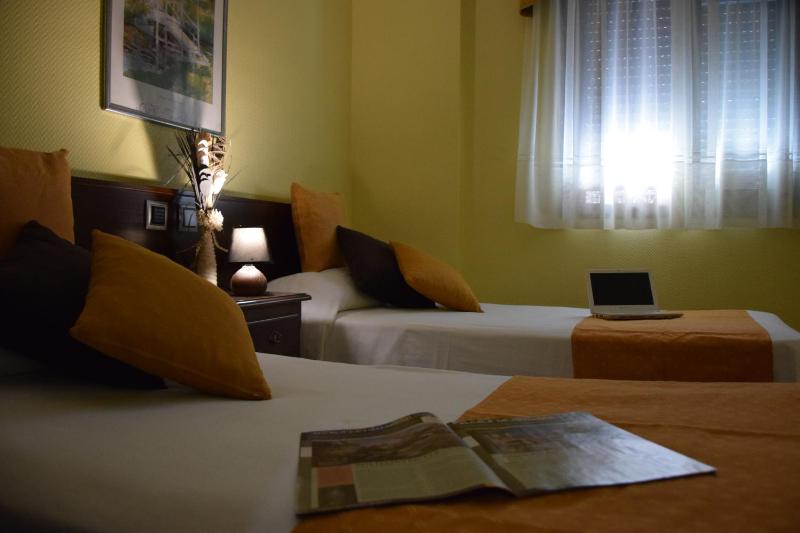 Twin Room image 4