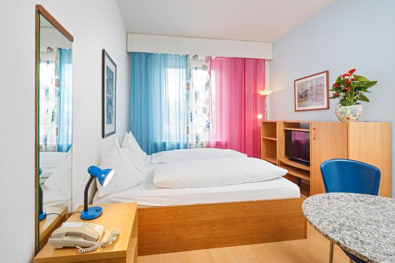 Double Room with Shared Bathroom image 4