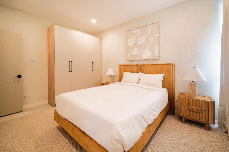 Elegant LUX 2BR 3mins to Beach Pool & Deck - image 8