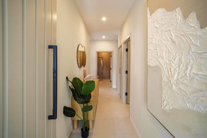 Elegant LUX 2BR 3mins to Beach Pool & Deck - image 6