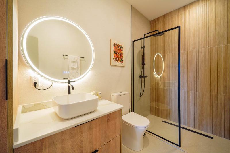 Elegant LUX 2BR 3mins to Beach Pool & Deck - image 7