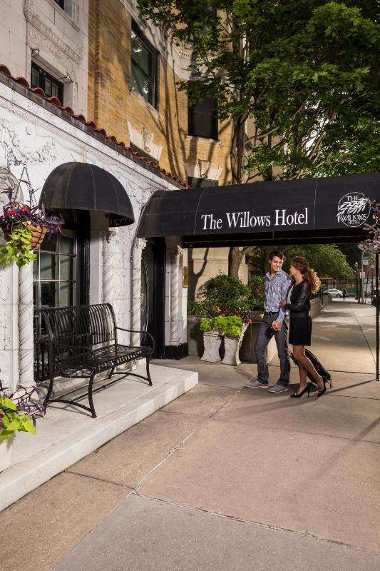 The Willows Hotel - image 1
