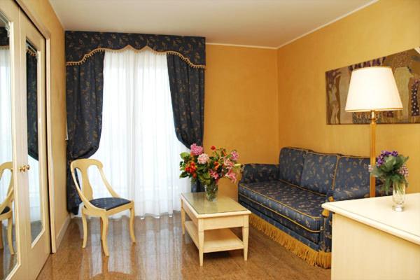 Suite with Balcony and Sea View image 1