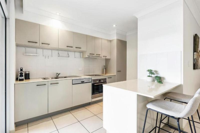 Lovely 3-Bed with Alfresco Dining by Custom Bnb Hosting - image 4