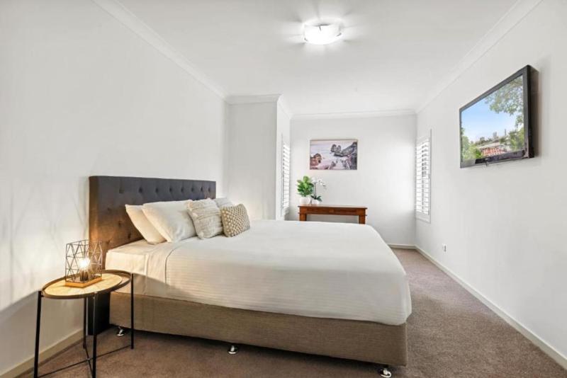 Lovely 3-Bed with Alfresco Dining by Custom Bnb Hosting - image 12