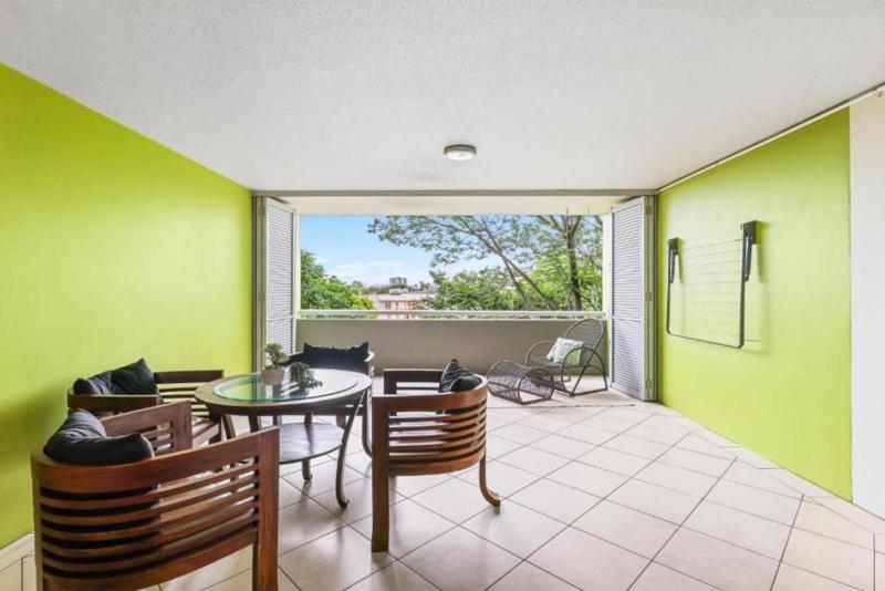Lovely 3-Bed with Alfresco Dining by Custom Bnb Hosting - image 1