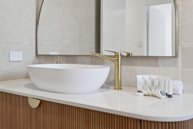 Bright and Stylish White Oasis - image 6