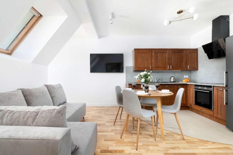 Funkcjonalny Apartament z Parkingiem w Otoczeniu Górskiego Krajobrazu by Noclegi Renters - image 1